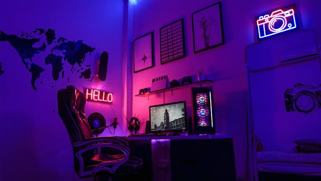بهترین مانیتور گیمینگ ۲۰۲۶ با خمیده و نورپردازی RGB روی میز کامپیوتر