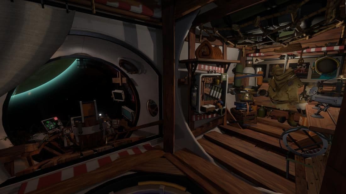 درون سفینه‌ای چوبی و دست‌ساز؛ از پنجرهٔ گرد کابین، لبهٔ سیاره‌ای سبز در سیاهی فضا پیداست و در سمت راست قفسه‌های چوبی، لباس فضایی آویزان و ابزارهای پراکنده دیده می‌شود.